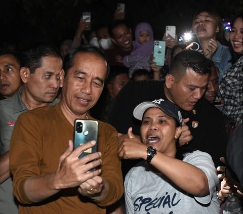 Potret Jokowi Beli Gulali di Festival Tabut Bengkulu