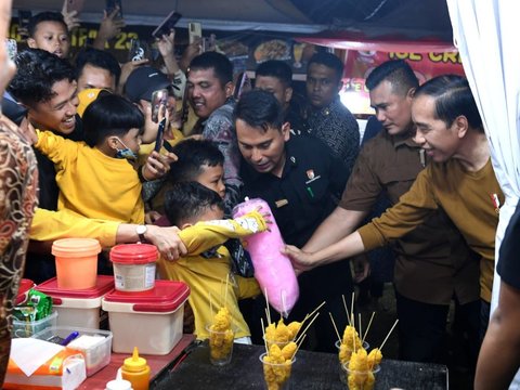 Potret Jokowi Beli Gulali di Festival Tabut Bengkulu