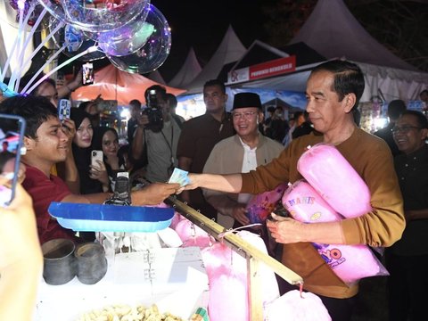 Potret Jokowi Beli Gulali di Festival Tabut Bengkulu