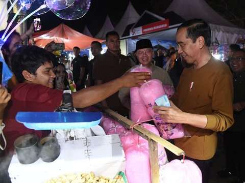 Setelahnya, Mantan Gubernur DKI Jakarta itu mengeluarkan tiga lembar uang pecahan Rp50.000 kepada penjual tersebut.