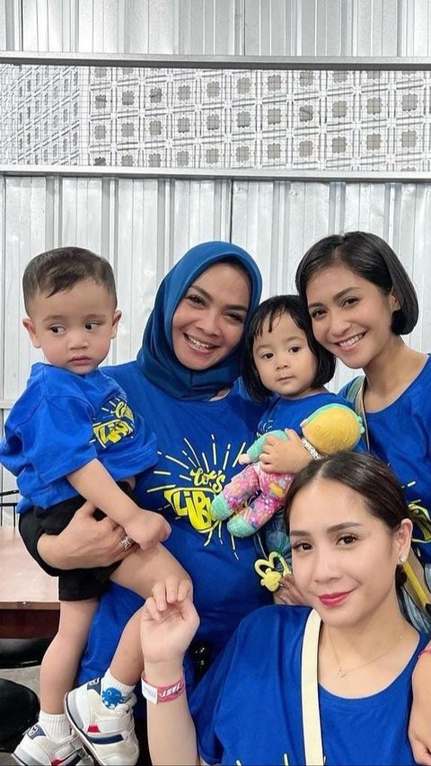 Potret Menggemaskan Rieta Amilia Bareng Cucu-cucunya, Rayyanza dan Aruni Disebut Kayak Kembar