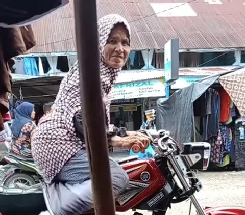 Gahar, Wanita Ini ke Pasar Pakai Motor RX-KING 'Bukan Nenek Sembarangan'