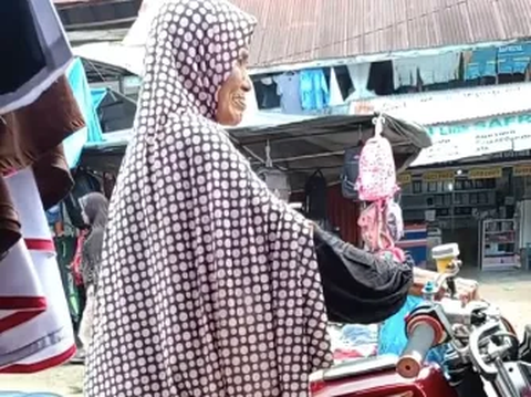 Gahar, Wanita Ini ke Pasar Pakai Motor RX-KING 'Bukan Nenek Sembarangan'