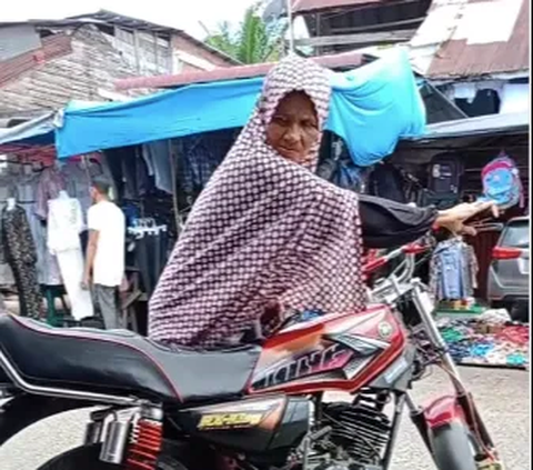 Gahar, Wanita Ini ke Pasar Pakai Motor RX-KING 'Bukan Nenek Sembarangan'