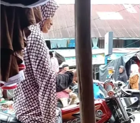 Gahar, Wanita Ini ke Pasar Pakai Motor RX-KING 'Bukan Nenek Sembarangan'