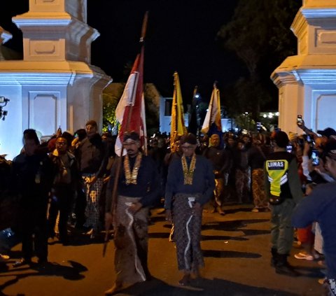 Keraton Yogyakarta kembali menggelar tradisi Mubeng Beteng, Rabu (19/7). Acara Mubeng Beteng ini dimulai pada pukul 24.00 WIB dan diikuti oleh para abdi dalem Keraton Yogyakarta dan ribuan warga lainnya.