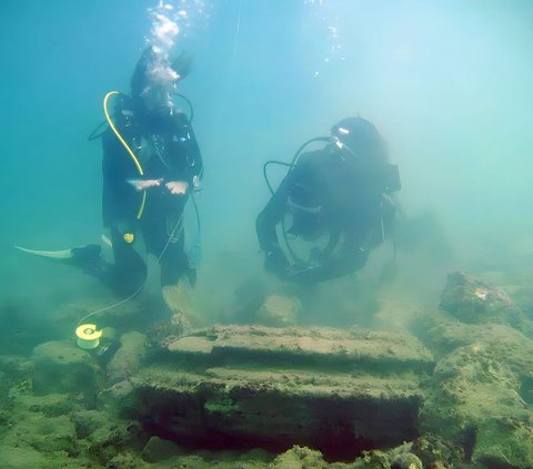 Seeing the Mysterious 'City' Under the Sea, Not Made by Humans