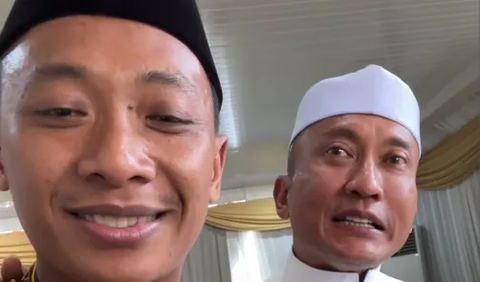 “Sebenarnya, Pak Wakapolda ini berangkat bareng saya, Jenderal. Saya waktu itu juga dapat haji cuma-cuma, cuma gak saya ambil. Ya karena cuma-cuma itu, cuma nganter sampai asrama haji,” ucap Pak Bhabin dan disambut dengan tawa.