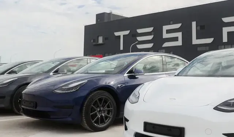 Produsen mobil listrik, Tesla mencatatkan laba bersih sebesar USD 2,7 miliar atau sekitar Rp40 triliun pada kuartal kedua 2023.