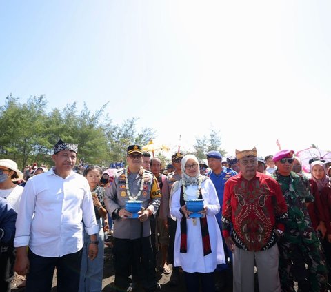 FOTO: Melihat Gotong Royong Masyarakat Nelayan Pesanggaran dalam Tradisi Petik Laut Lampon