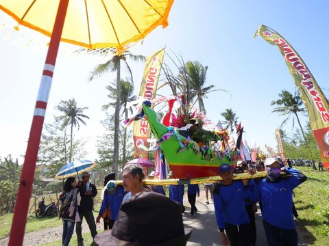 FOTO: Melihat Gotong Royong Masyarakat Nelayan Pesanggaran dalam Tradisi Petik Laut Lampon