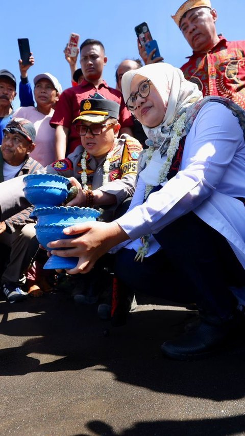 FOTO: Melihat Gotong Royong Masyarakat Nelayan Pesanggaran dalam Tradisi Petik Laut Lampon