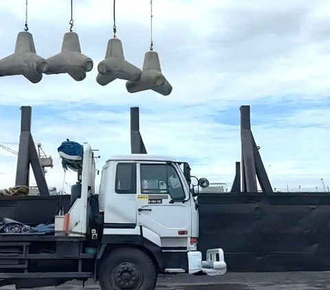 Sebanyak 2.630 Tetrapod Pemecah Gelombang Dikirim ke Raja Ampat, Berat Satu Unit Capai 1,2 Ton