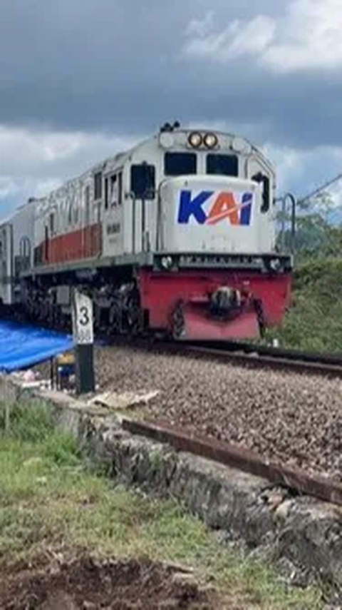 Foto Kontainer Nekat Terobos Palang Perlintasan & Mati di Rel, KA Mau Lewat Malah Ngalah