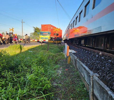 PT KAI Daerah Operasi 9 Jember membenarkan foto tersebut adalah peristiwa yang terjadi pagi ini. Truk kontainer berhenti di perlintasan nomor 125 petak jalan antara Stasiun Rambipuji – Bangsalsari, di Kabupaten Jember, Jawa Timur, dengan posisi yang sangat dekat dengan rel.