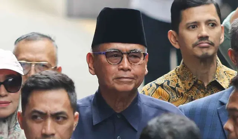 Ilham merupakan anak mantan tokoh Partai Komunis Indonesia (PKI) Dipa Nusantara Aidit.