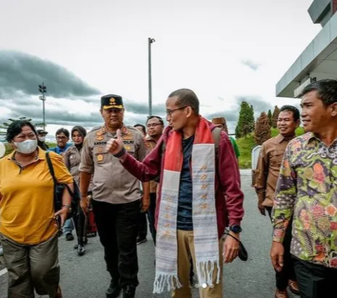 Nyanyikan Lagu 'Sinanggar Tulo', Ini Potret Sandiaga Uno Sambangi Kabupaten Samosir