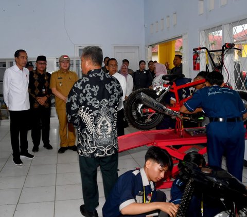 Jokowi Tinjau SMKN 2 Bengkulu Tengah: Nanti di Sini Bisa Saja Buat Mobil