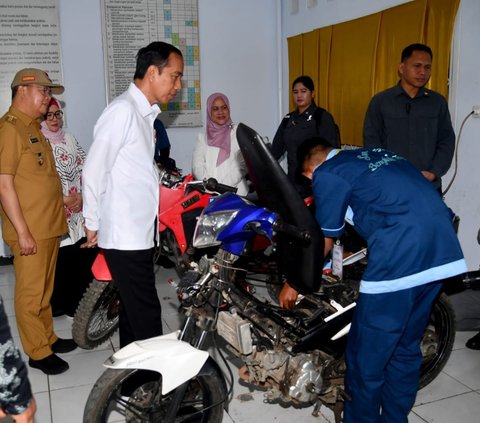 Jokowi Tinjau SMKN 2 Bengkulu Tengah: Nanti di Sini Bisa Saja Buat Mobil