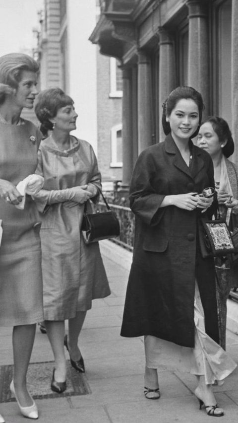 Dijelaskan dalam caption, foto tersebut di ambil pada 25 Juni 1965. Saat itu, wanita yang akrab disapa Dewi Soekarno ini tengah melakukan kunjungan pertamanya di London.