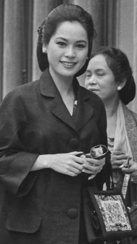 Bukan hanya itu saja. Kecantikan Dewi Soekarno juga turut menjadi perhatian. Bahkan ada yang menyebut jika kecantikan Dewi melebihi masanya.