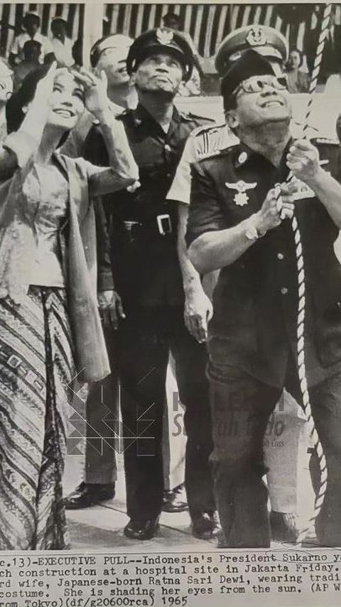 Bagi sebagian masyarakat mungkin sudah tidak asing dengan Dewi Soekarno. Wanita bernama Ratna Sari Dewi Sukarno atau biasa dipanggil Dewi Soekarno ini adalah istri ke-6 Presiden Soekarno.