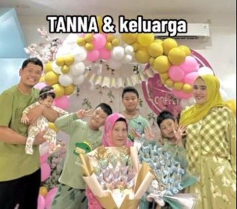 Slide kedua video menunjukkan wajah Tanna dan seluruh keluarganya. Rupanya Tanna memiliki empat anak dari pernikahannya. Secara kompak Tanna dan keluarga mengenakan busana berwarna hijau lime sedikit kuning.