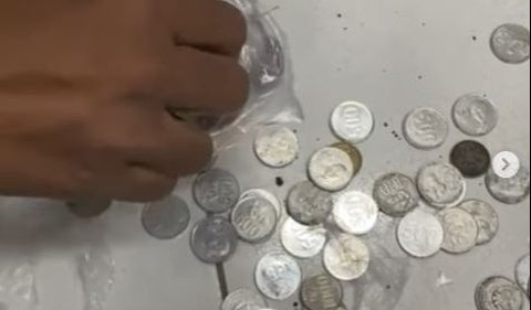 Pelaku sangat cerdik karena mengemas uang logam di dalam plastik yang digulung supaya tanah tidak terlihat dari luar. Terlebih jumlah uang receh yang ditukarkan tidak sebanding dengan beratnya.