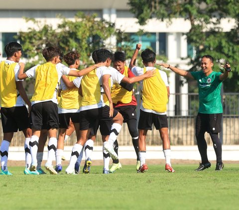 Jelang menghadapi Piala Dunia U-17 2023, Timnas Indonesia U-17 mengagendakan pemusatan latihan di Eropa. Rencananya, Tim Garuda Asia akan berlatih di Jerman.<br /><br />Hal tersebut diungkapkan oleh sang juru taktik, Bima Sakti.