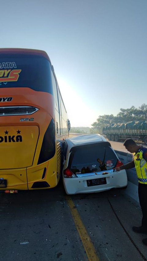Bus Seruduk Truk dan Mobil di Tol Pemalang-Batang, Satu Orang Tewas