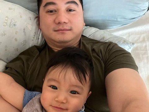 10 Potret Terbaru Baby Timo Anak Chef Arnold Kini Menginjak 7 Bulan, Gemesin Banget!