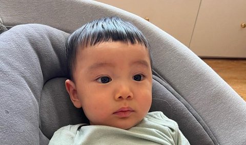 Penampilan Baby Timo langsung mencuri perhatian para netizen. Baby Timo disebut memiliki paras ganteng.