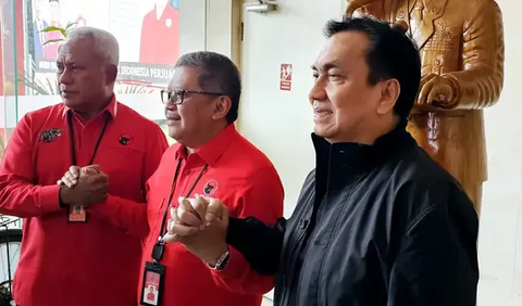 Effendi langsung dipanggil Dewan Kehormatan PDIP, Senin (10/7). Usai menjabarkan secara rinci isi rapat dengan Effendi, Hasto bersama Effendi dan Ketua DPP Bidang Kehormatan Komarudin Watubun berfoto salam komando.