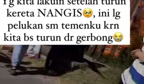 Penumpang ini menangis saat berhasil turun dari gerbong. Ia bersama temannya hanya bisa menangis dan berpelukan.