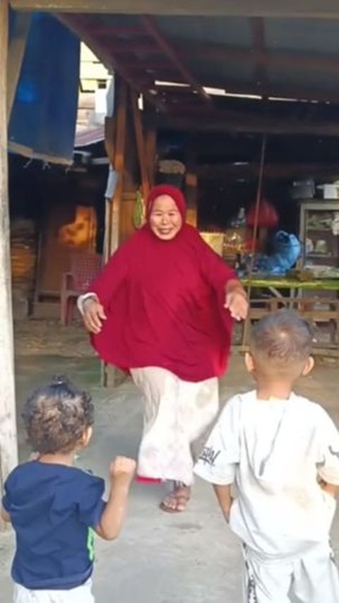 Pertemuan Nenek dan Cucu Ini Tuai Haru, Ada Kisah Sedih di Baliknya