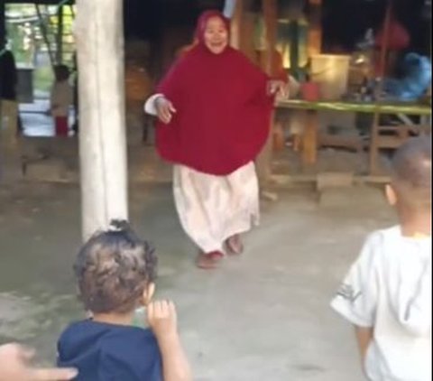 Belum sampai masuk rumah, rupanya nenek dari anak-anaknya itu sudah berlari menyambut ke halaman rumah. Seolah lupa dengan apa yang dikerjakan sebelumnya, perempuan berjilbab merah tersebut berlari secepat kilat menuju dua cucunya.