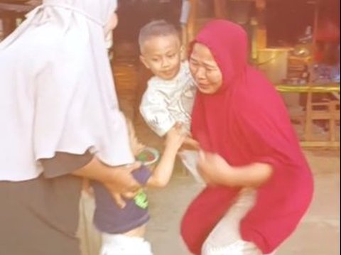 Pertemuan Nenek dan Cucu Ini Tuai Haru, Ada Kisah Sedih di Baliknya