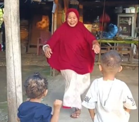 Netizen pun sukses dibuat terharu dengan pertemuan nenek dengan dua cucunya ini. Banyak yang kemudian menceritakan pengalaman masa kecil bersama nenek tercinta.