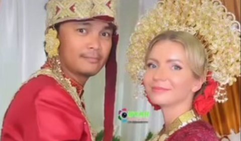 Keduanya diketahui sudah melangsungkan akad nikah saat pandemi di Makassar. Acara kali ini merupakan resepsi pernikahan yang digelar di Sinjai, Sulawesi Selatan. Video ini diketahui dar i akun Twitter @Daeng_info dan TikTok @sanggartekolampesinjai.  Salah satu yang curi perhatian rombongan bule yang ikut hadir.