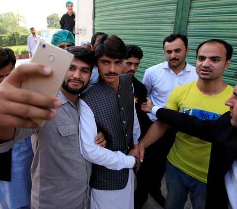 Penjual Teh Ganteng di Pakistan yang Viral Tujuh Tahun Lalu Kini Buka Kafe di London