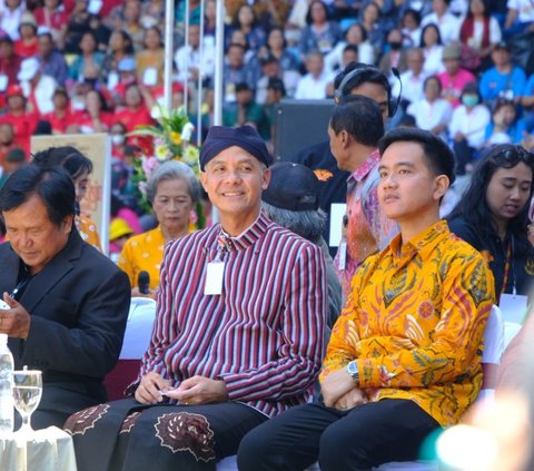 Wali Kota Solo Gibran Rakabuming Raka mengaku bakal mengenakan kostum putih hitam saat acara lari pagi bersama bakal calon presiden (bacapres) PDI Perjuangan, Ganjar Pranowo di Bogor, Sabtu (22/7) . Warna baju hitam putih sering dikenakan Gubernur Jawa Tengah dalam beberapa kesempatan terakhir, saat berkegiatan.