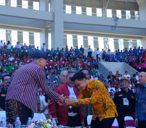 Ditanya warna pakaian yang akan dikenakan saat ke Bogor, Gibran mengaku akan mengenakan pakaian atasan putih dengan bawahan hitam.<br /><br />