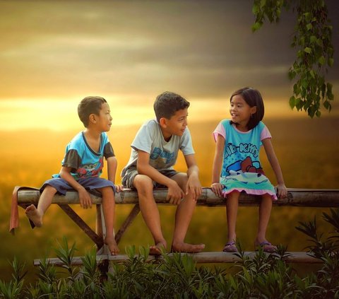Bagi sebagian besar anak di Indonesia, sedari kecil mereka sudah dibesarkan dengan dua bahasa. Bahasa daerah dan Bahasa Indonesia merupakan dua bahasa yang sudah dikuasai bahkan sejak kecil.