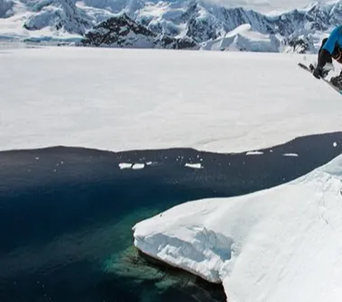 Apa yang Sebenarnya Ada di Bawah Lapisan Es Kutub?