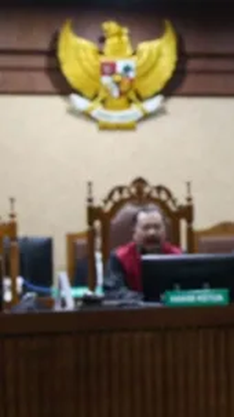 Putusan hakim ini sesuai dengan tuntutan jaksa penuntut umum (JPU) yang mendakwa Kiki dengan Pasal 340 KUHP tentang pembunuhan berencana. Majelis hakim menolak pembelaan kuasa hukum terdakwa.