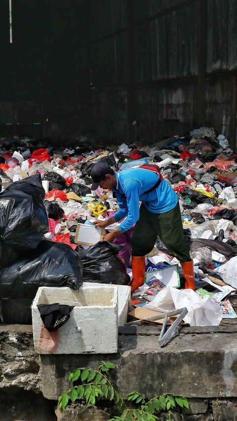Barang bekas yang sudah dianggap sampah ternyata bisa menjadi sumber penghidupan bagi sebagian orang.