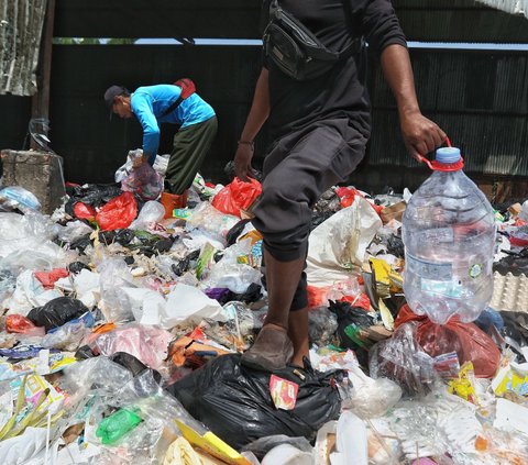 Di samping dapat mendatangkan keuntungan finansial mengumpulkan barang bekas juga dapat<br />mengurangi tumpukan sampah yang ada di sekitar kita.