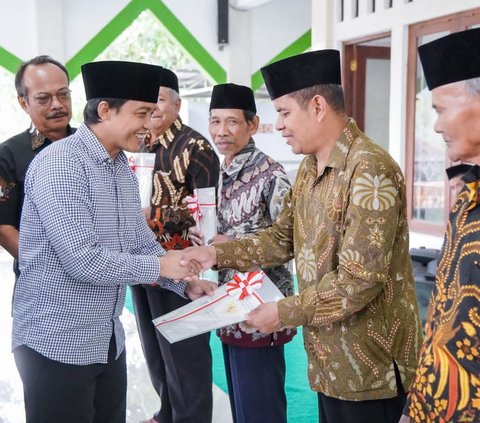 Wakil Menteri Agraria dan Tata Ruang/Badan Pertanahan Nasional (ATR/BPN), Raja Juli Antoni menyerahkan sertifikat tanah wakaf di Magelang, Jawa Tengah pada Kamis, 20 Juli 2023.