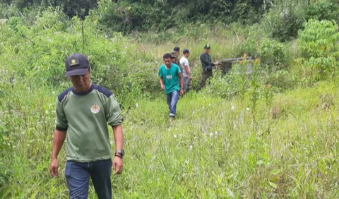 Korban duduk di bawah pohon menunggu bantuan serta mencari sinyal untuk menelepon anaknya.