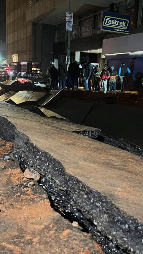 Ledakan itu telah menyebabkan jalan raya di Kota Johannesburg retak bahkan sampai menciptakan lubang yang cukup besar.